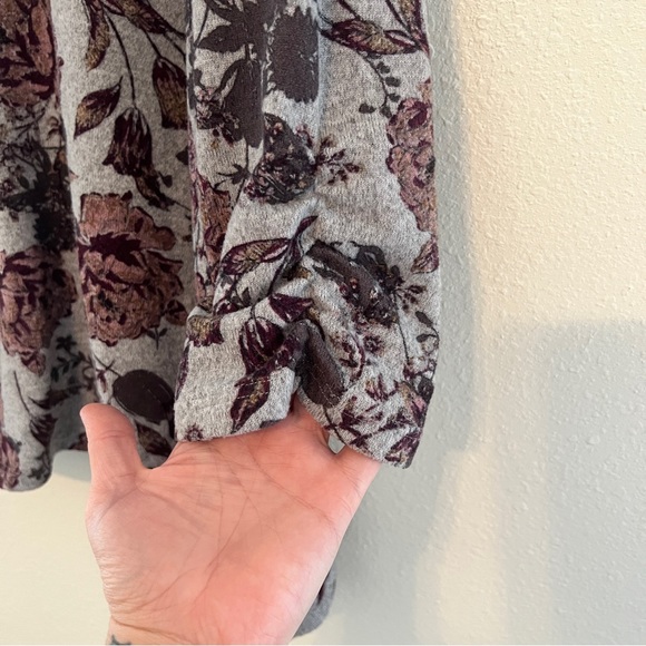 Signature Studios XL Crisscross V-neck 3/4 Sleeve Knit Top Gray Pink Roses - Picture 9 of 11